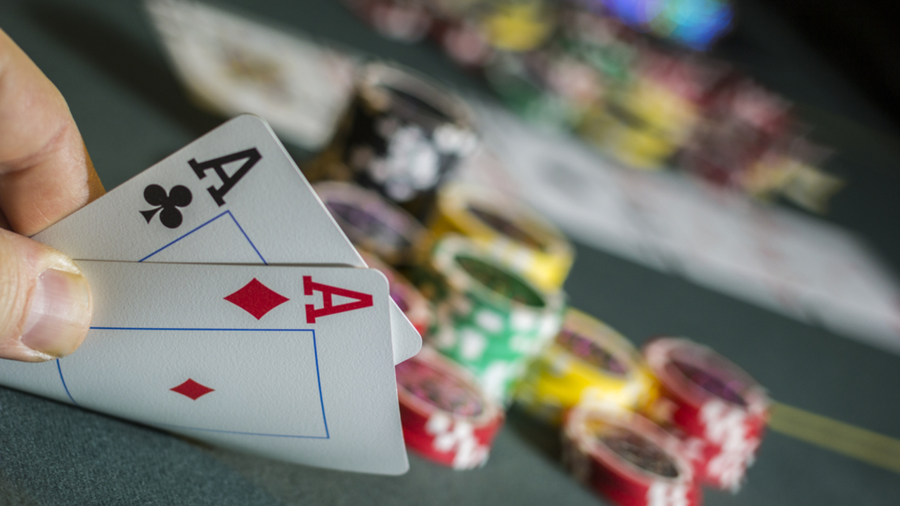 Does Texas Hold'em rely on skill or luck?